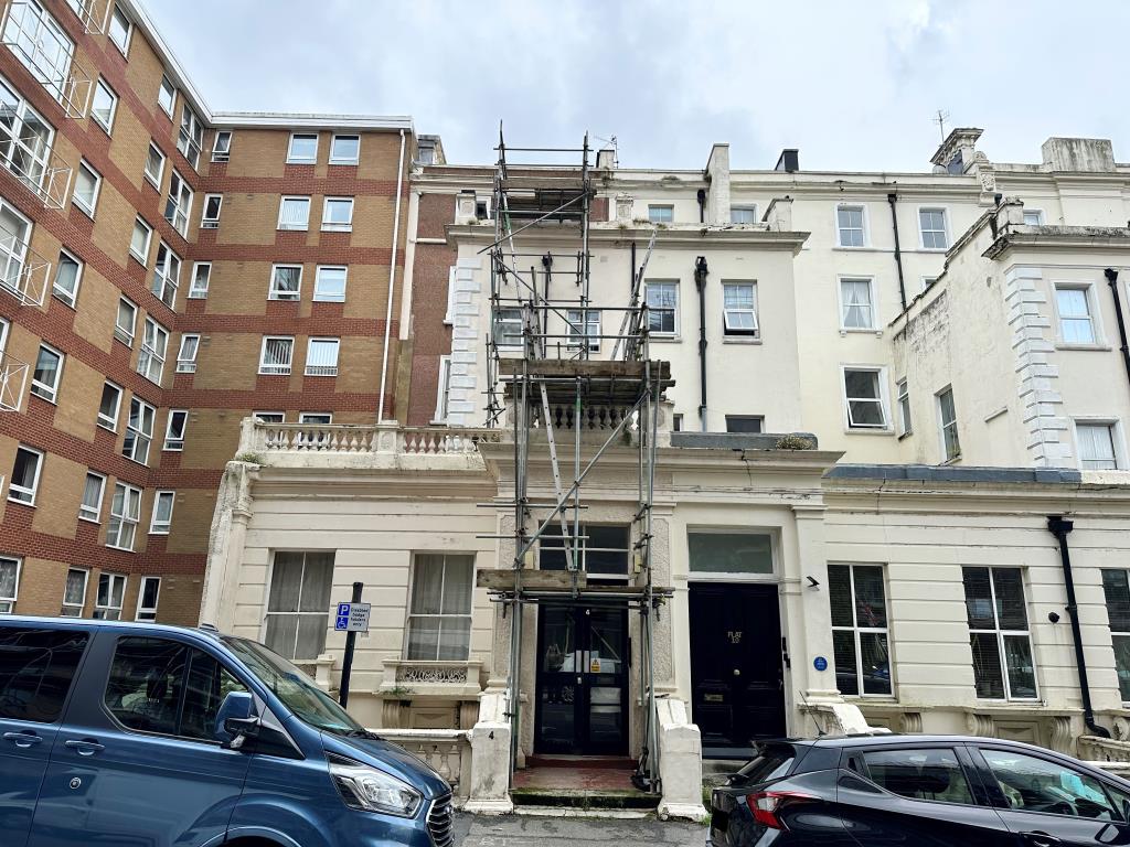 Lot: 81 - STUDIO FLAT FOR INVESTMENT - Mid terrace property